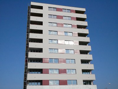Sendvičové panely a klempířské prvky na novostavbě bytového domu v Praze